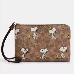 NWT Coach X Peanuts Corner Zip Wristlet Signature Canvas With Snoopy Print CBS82